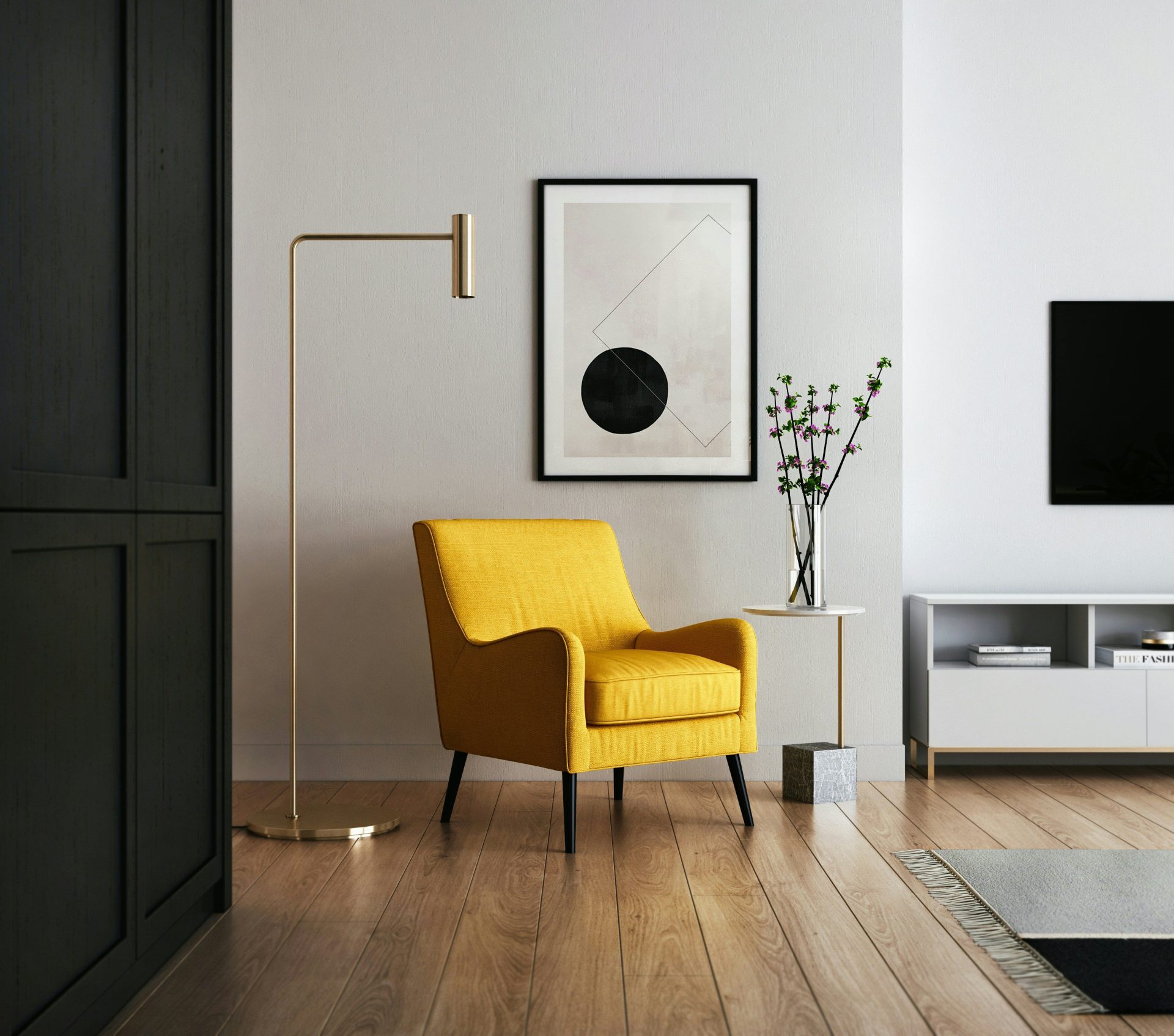 silla acolchada amarilla con marco de madera marrón