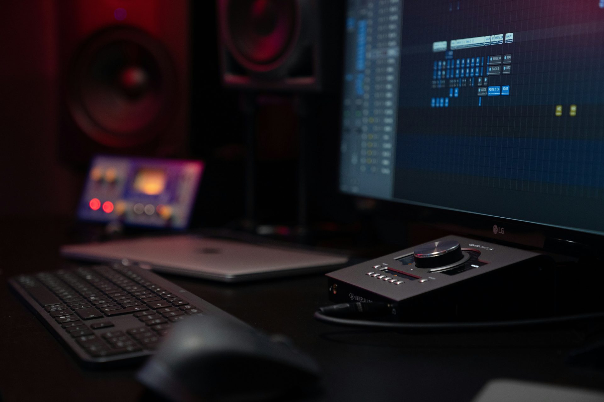 mando a distancia negro junto a un teclado de ordenador negro